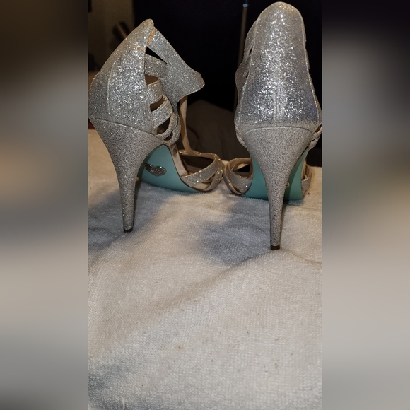 Shoes - Picture 3 of 4